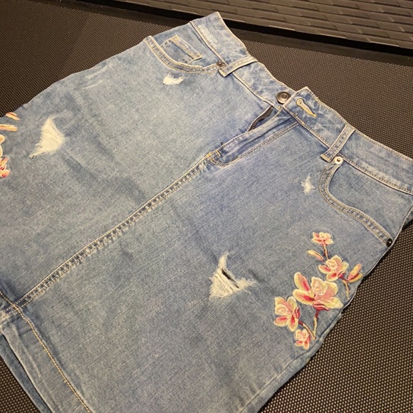 💙3/$30•denim skirt📦 - Picture 2 of 4